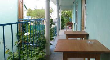 Фото номера Трехместный номер с собственной ванной комнатой Гостиница Guest House Anna г. Курортное 5
