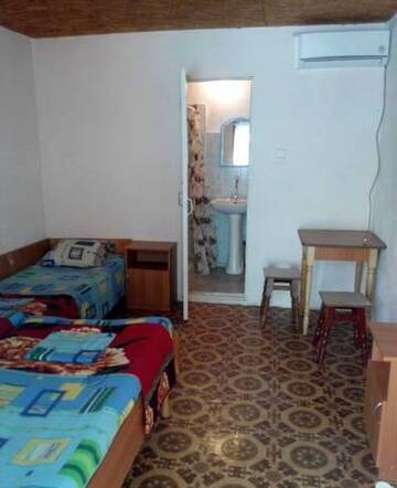 Фото номера Трехместный номер с собственной ванной комнатой Гостиница Guest House Anna г. Курортное 13