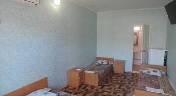 Фото номера Семейный номер с балконом Гостиница Guest House Sevilya г. Курортное 2