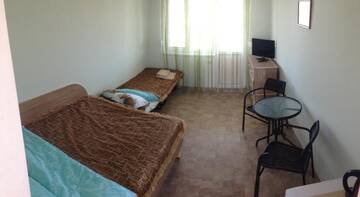 Фото номера Улучшенный трехместный номер с видом на море Гостиница SunRise Guest House г. Курортное 3