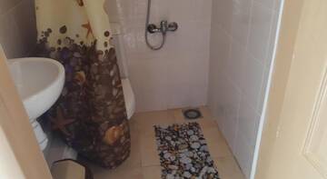 Фото номера Улучшенный трехместный номер с видом на море Гостиница SunRise Guest House г. Курортное 5