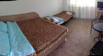Фото номера Улучшенный трехместный номер с видом на море Гостиница SunRise Guest House г. Курортное 4